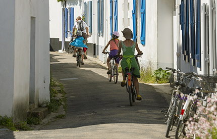 Jeunes enfants faisant du vélo dans les ruelles de Pornic Alliance Pornic