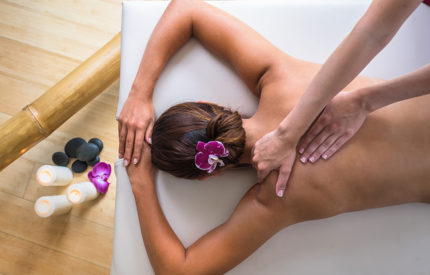 Deux mains posées sur le dos d'une femme Alliance Pornic