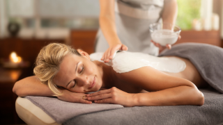 Enveloppement sur le dos d'une femme Alliance Pornic