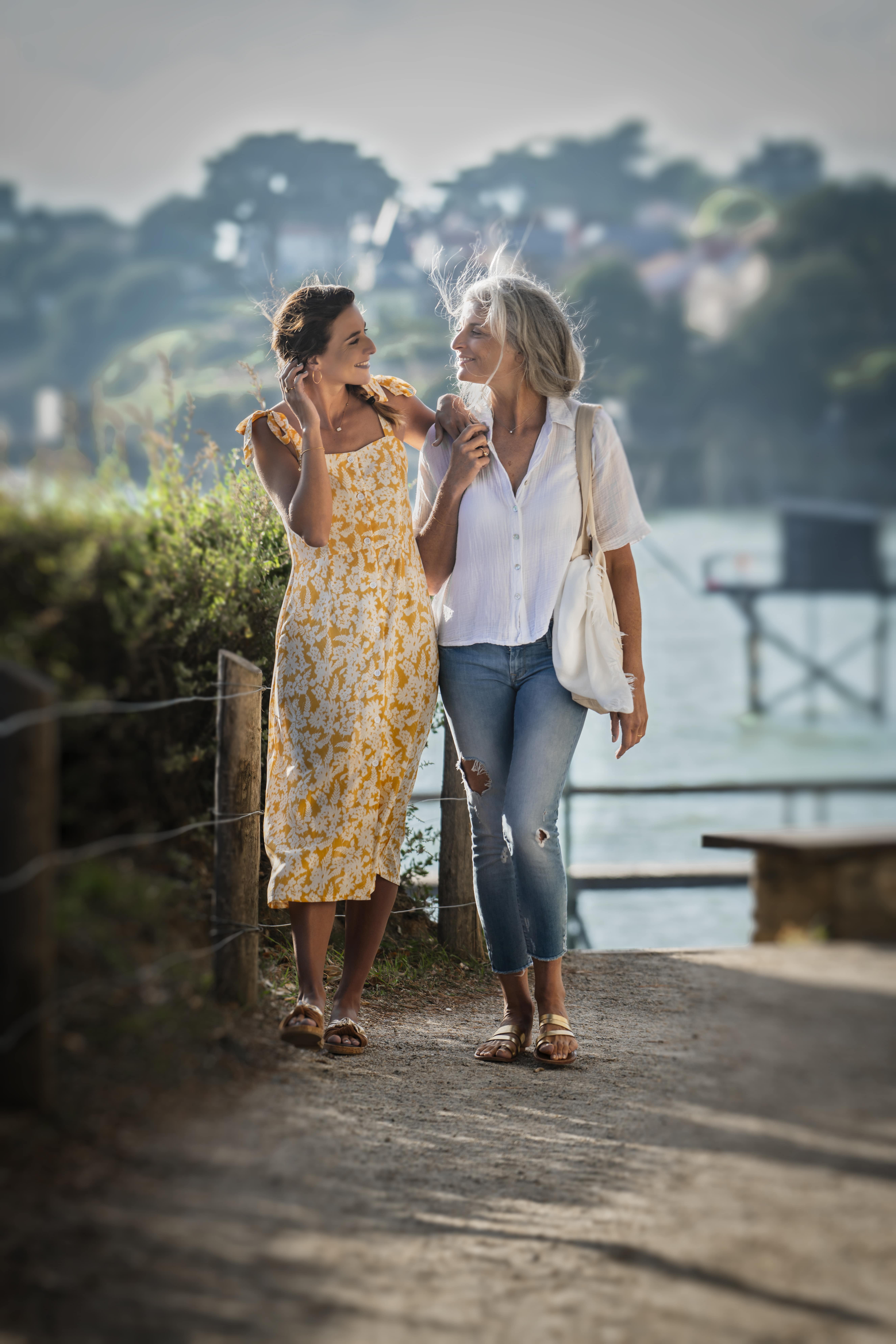Deux femmes assises sur la terrasse du Bar La Terrasse - Alliance Pornic