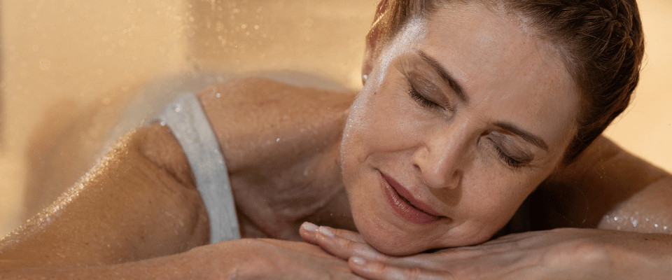 Femme allongée sous douche à affusion Alliance Pornic