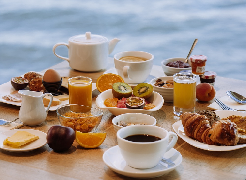 Table avec petit déjeuner