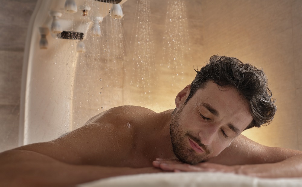 Homme allongé sur le ventre pour une douche à affusion - Alliance Pornic