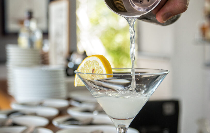 Préparation d'un cocktail au bar Le Phare - Alliance Pornic