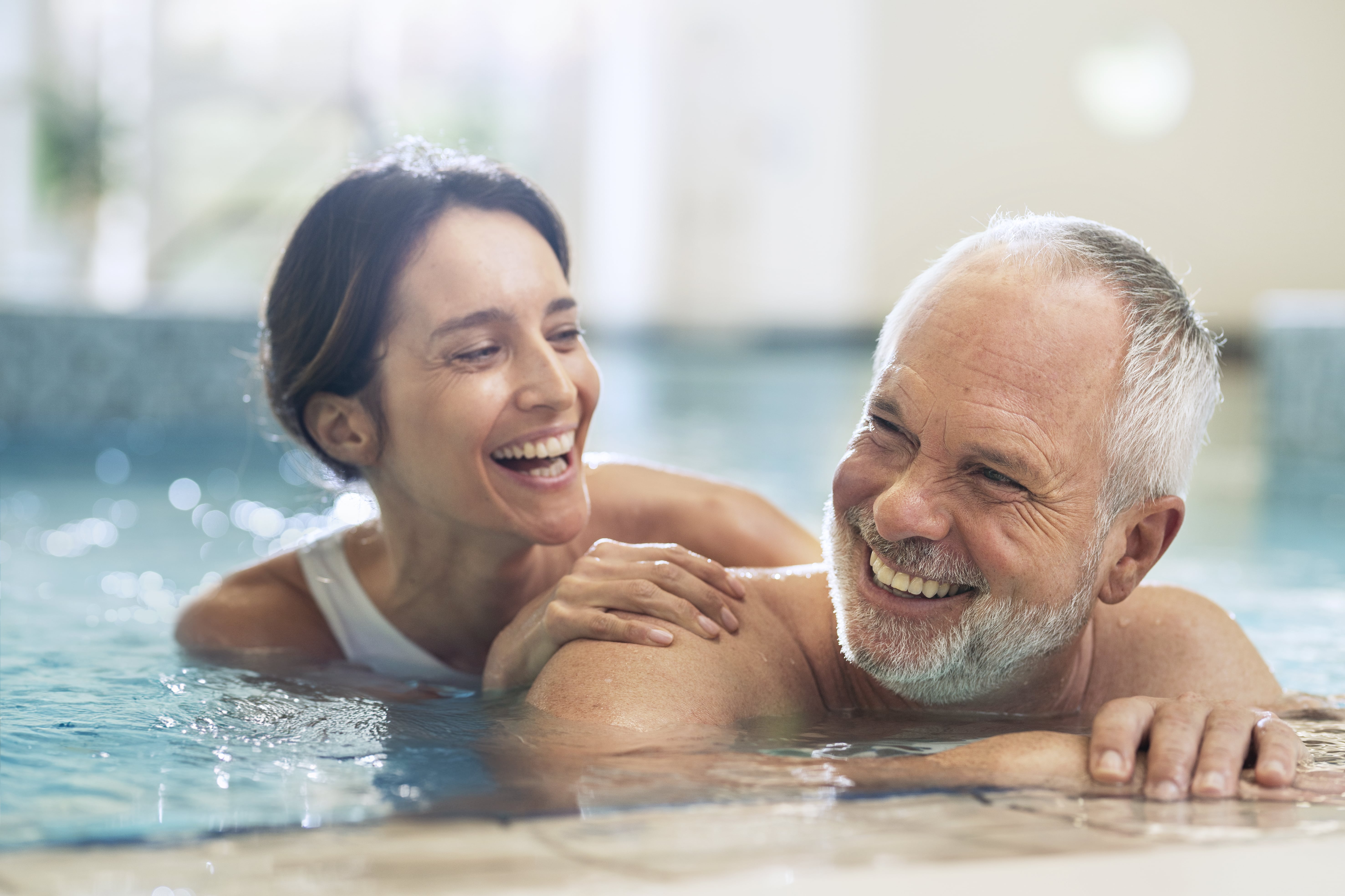 Femme dans bain hydromassant aux huiles essentielles Alliance Pornic
