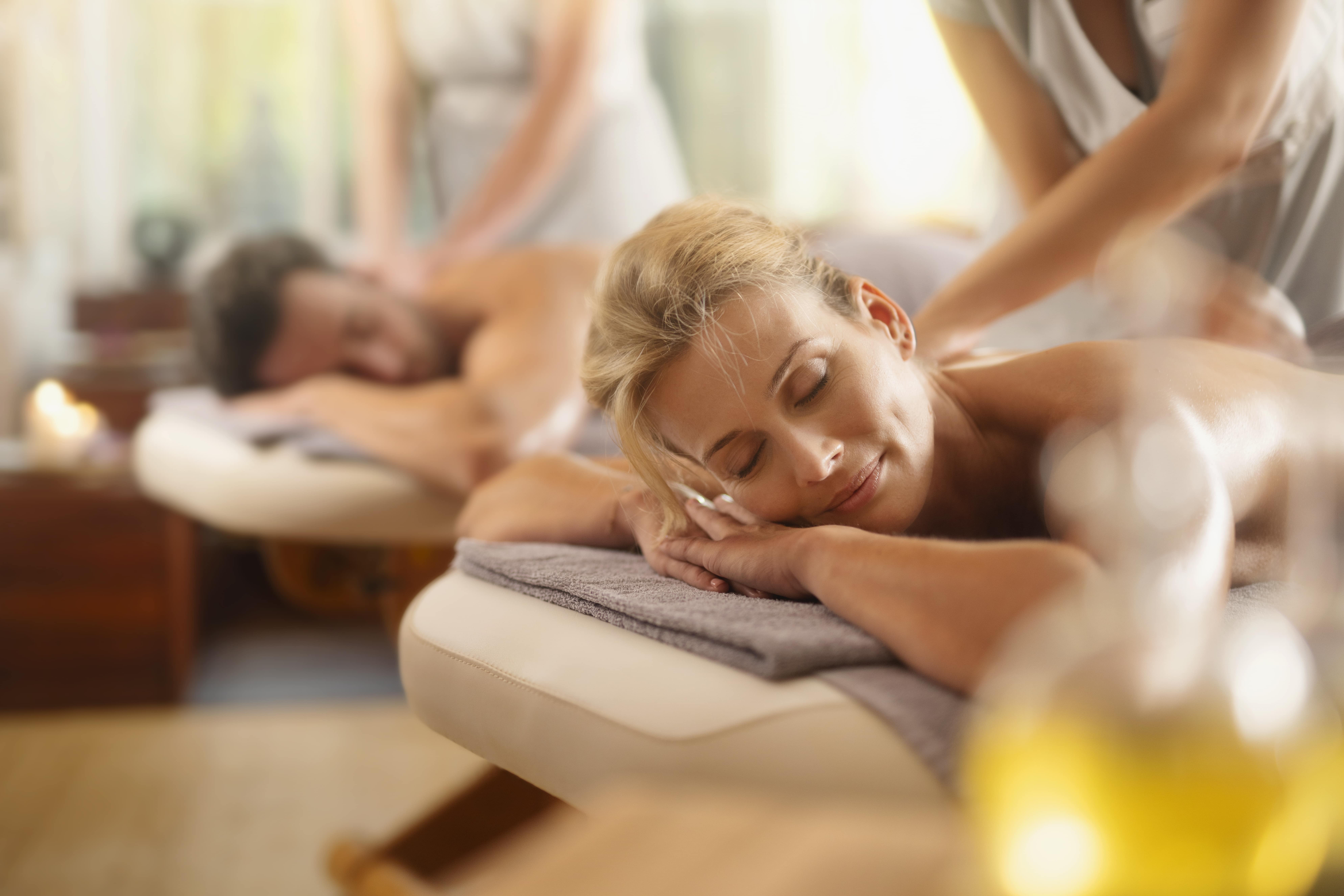 Homme allongé sur table de massage Alliance Pornic