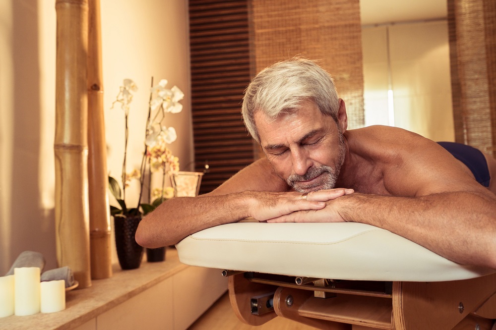 Homme allongé sur table de massage - Alliance Pornic