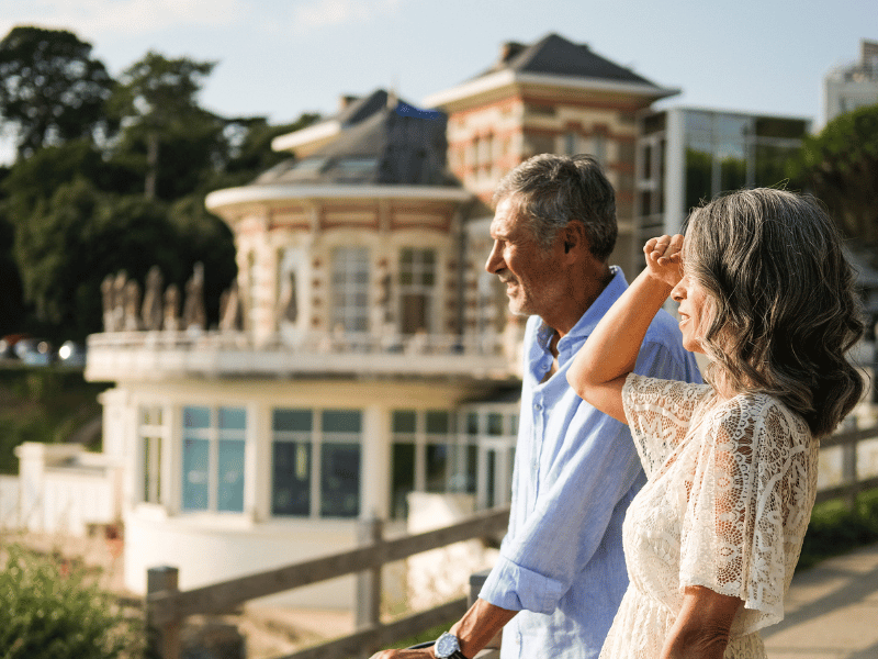 Homme et Femme regardant vers l'océan devant Alliance Pornic