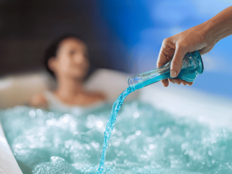 femme sur le bord de piscine